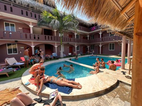 a group of people in a swimming pool at a hotel at Viajero Puerto Escondido Hostel in Puerto Escondido