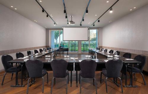 a conference room with a large table and chairs at Radisson Blu Hotel Istanbul Ottomare in Istanbul
