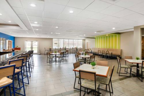 a dining room with tables and chairs at Best Western Premier Richmond City Gateway in Richmond