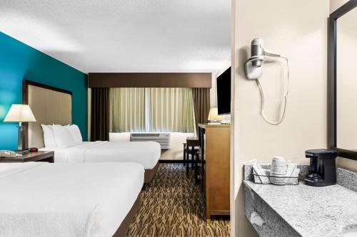 Letto o letti in una camera di Best Western Baraboo Inn