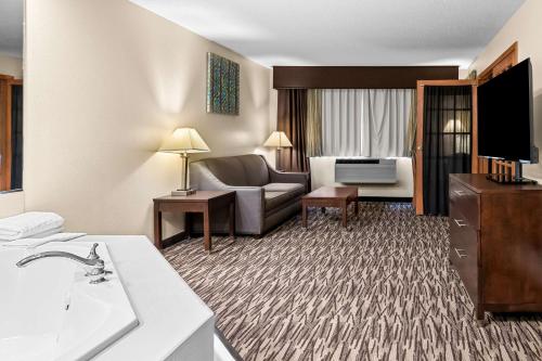 Letto o letti in una camera di Best Western Baraboo Inn