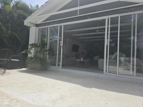 a patio with sliding glass doors and a couch at Hermosa casa en condominio campestre el peñon in Girardot