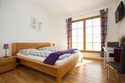 Ein Bett oder Betten in einem Zimmer der Unterkunft Hochhubergut