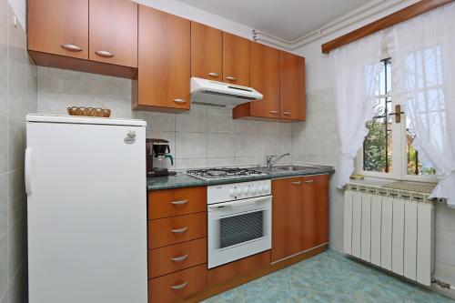 Kuchyň nebo kuchyňský kout v ubytování Apartments with a parking space Icici, Opatija - 7788