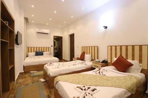 Ένα ή περισσότερα κρεβάτια σε δωμάτιο στο West Pyramids Hotel