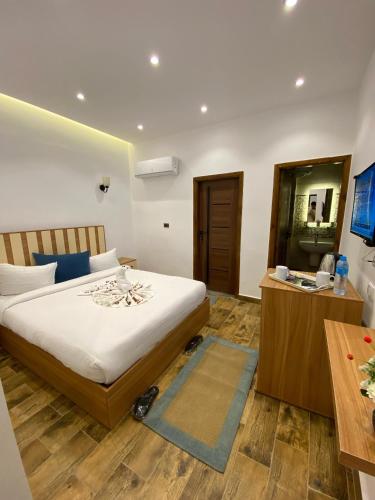 Ένα ή περισσότερα κρεβάτια σε δωμάτιο στο West Pyramids Hotel