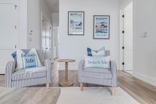 a living room with two chairs and a table at La Belle Vue 120 BAR in Mustang Beach