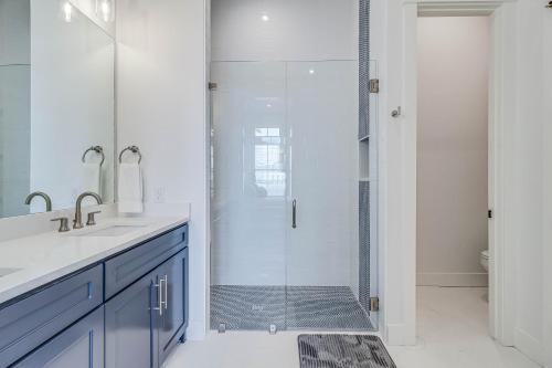 a bathroom with a shower with a glass door at La Belle Vue 120 BAR in Mustang Beach