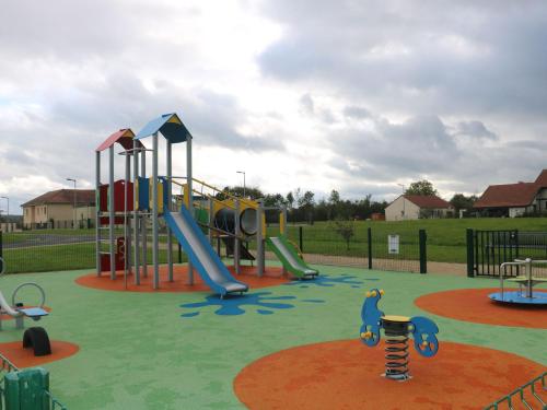 une aire de jeux avec un toboggan dans un parc dans l'établissement Gîte de caractère avec jardin, terrasse, et équipements pour enfants à Saint-Blin - FR-1-611-31, à Saint-Blin