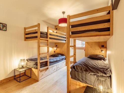 2 literas en una habitación pequeña con lámpara en Luxueux appart 5 Cristaux, 3 chambres, spa, ski-in/ski-out, parking, wifi - FR-1-352-54, en Arc 1800