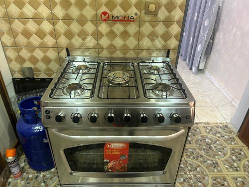 een roestvrijstalen kookplaatoven in een keuken bij Résidence Oasis in Ouagadougou