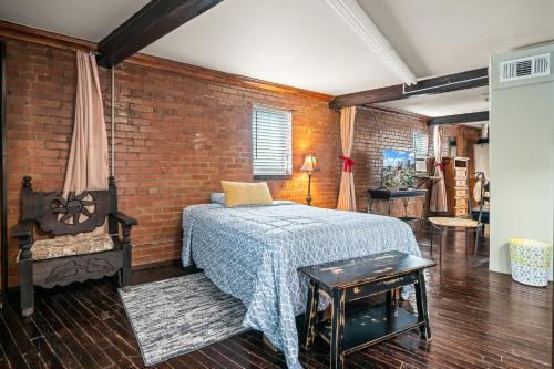 Ένα ή περισσότερα κρεβάτια σε δωμάτιο στο Dallas Farmers Market Apartment, Just right in Downtown DALLAS TX Perfect Place
