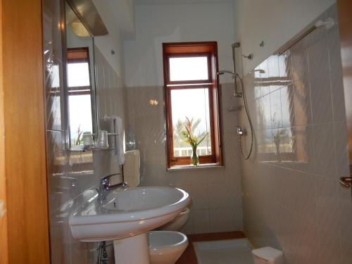 Kylpyhuone majoituspaikassa Hotel-Pensione 4 Stagioni