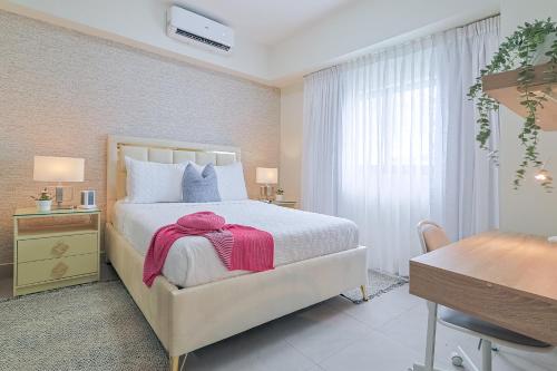 une chambre avec un lit, une table et un bureau dans l'établissement Charming City Center Apt, Pool, à Saint-Domingue