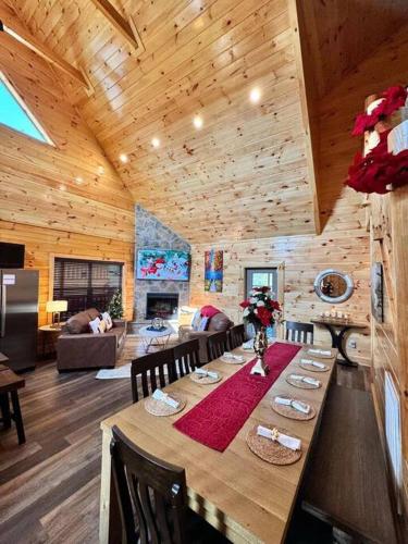 a dining room with a long table in a cabin at Enchanted Peak Lodge in Pigeon Forge