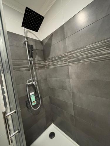 a shower stall with a toilet in a bathroom at Proche Gare Paris-CDG Stade-de-France Astérix Expo in Garges-lès-Gonesse