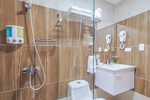 une salle de bain avec une douche avec des toilettes et un lavabo dans l'établissement Charming City Center Apt, Pool, à Saint-Domingue
