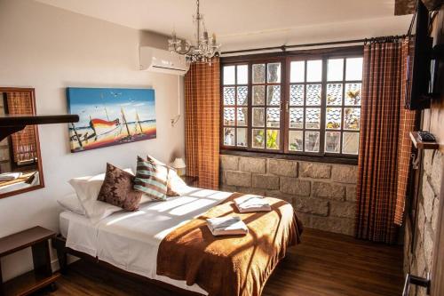 Giường trong phòng chung tại 3 - Apto com Jacuzzi e Vista Mar - Morada do Ganso