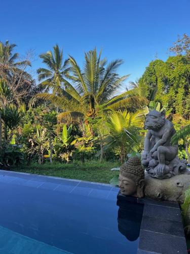 Kolam renang di atau dekat dengan Umah Capung Sebatu Villas