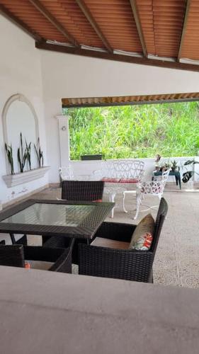 a dining room with a table and chairs at Acogedor apartamento in San Miguelito