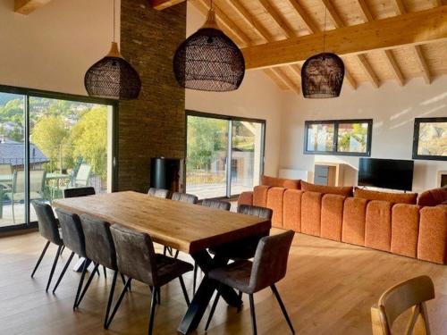 une salle à manger avec une table, des chaises et un canapé dans l'établissement Chalet luxueux à Font Romeu avec garage, 4 chambres, proche télécabines - FR-1-703-193, à Font-Romeu-Odeillo-Via