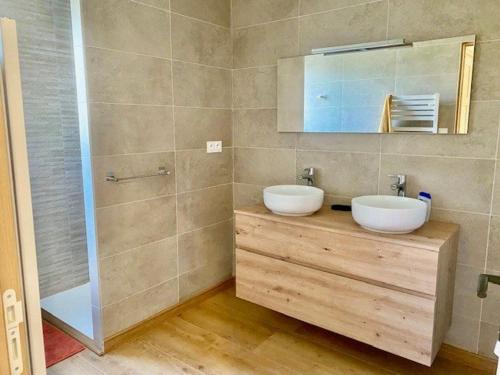 une salle de bain avec deux lavabos et une douche dans l'établissement Chalet luxueux à Font Romeu avec garage, 4 chambres, proche télécabines - FR-1-703-193, à Font-Romeu-Odeillo-Via