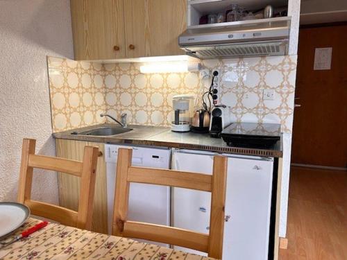 une petite cuisine avec un évier et un comptoir dans l'établissement Appartement 3 pièces proche pistes, 2 chambres, parking, lave-linge - Risoul 1850 - FR-1-330-583, à Risoul