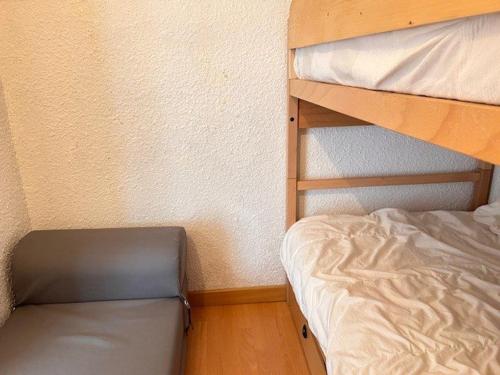 une petite chambre avec un lit superposé et des jupes de lit superposées dans l'établissement Appartement 3 pièces proche pistes, 2 chambres, parking, lave-linge - Risoul 1850 - FR-1-330-583, à Risoul