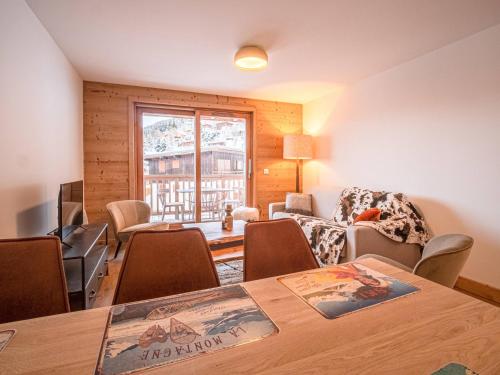 un salon avec une table et des chaises dans l'établissement Appartement cosy 7 pers, 2 chambres, pied de pistes avec parking et WiFi - FR-1-356-517, à Valmorel