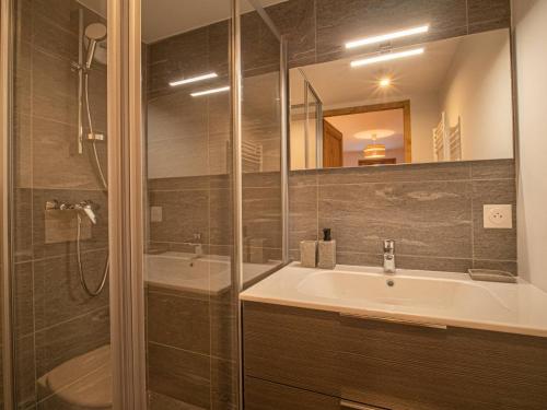 une salle de bain avec un lavabo, une douche et une baignoire dans l'établissement Appartement cosy 7 pers, 2 chambres, pied de pistes avec parking et WiFi - FR-1-356-517, à Valmorel