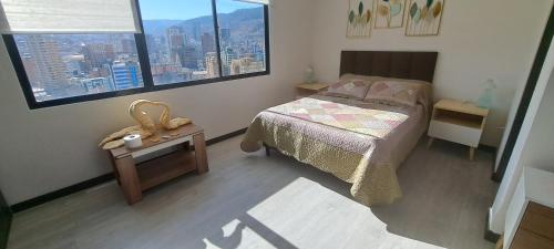 mała sypialnia z łóżkiem i oknem w obiekcie Penthouse titanium mac w mieście La Paz