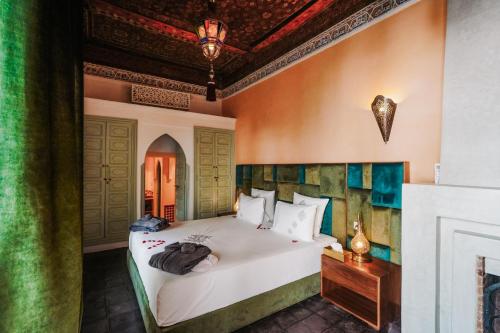 Postel nebo postele na pokoji v ubytování Riad Assouel et Spa By La Siredrah