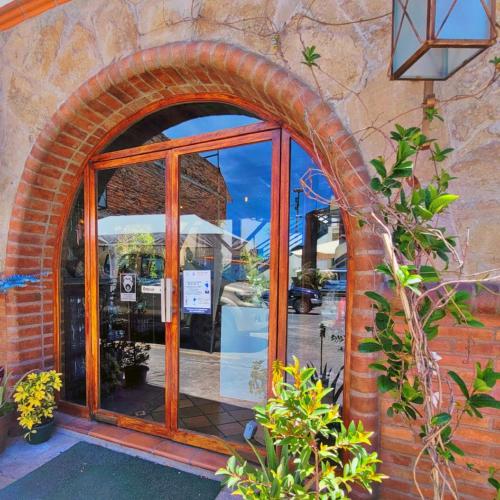an entrance to a store with an arched window at Hotel La Farola in Cuenca