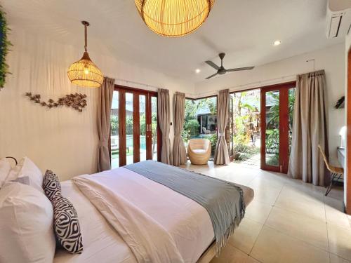 Кровать или кровати в номере Villa Katalini - Amazing 4BR Tropical Villa Seminyak