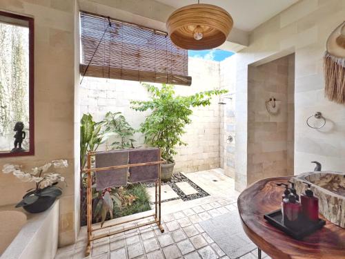 Фотография из галереи Villa Katalini - Amazing 4BR Tropical Villa Seminyak в Семиньяк