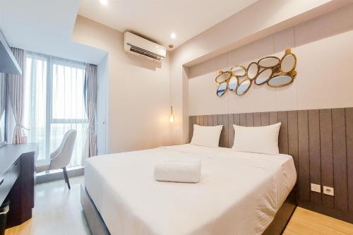 Postel nebo postele na pokoji v ubytování Good and Homey 1BR at Branz BSD City Apartment By Travelio