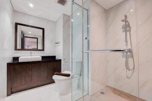 Koupelna v ubytování Good and Homey 1BR at Branz BSD City Apartment By Travelio