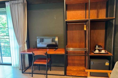 an office with a desk with a computer and a chair at Pha Lae Tawan@Siray in Ban Lo Ti Pa (1)