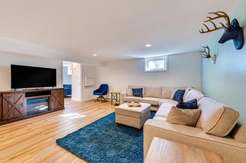 Game Room and Fire Pit Chic Pocono Pines Home!にあるテレビまたはエンターテインメントセンター