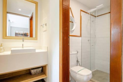 a bathroom with a toilet and a sink and a shower at PRAIA DO FORTE CONDOMINIO KAUAI in Praia do Forte