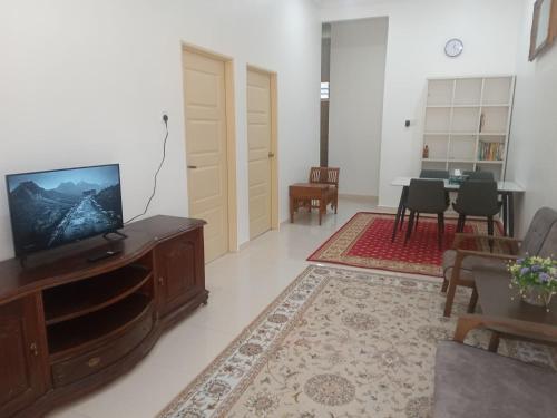 TV a/nebo společenská místnost v ubytování CL Homestay - Belakang Masjid SYP Machang