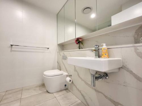 Ένα μπάνιο στο Your Quiet Penthouse with High Ceiling Split Level