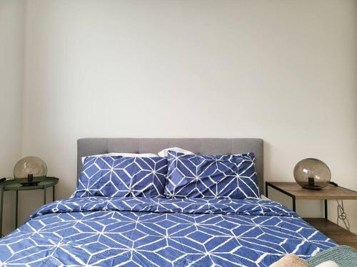 Ένα ή περισσότερα κρεβάτια σε δωμάτιο στο Your Quiet Penthouse with High Ceiling Split Level