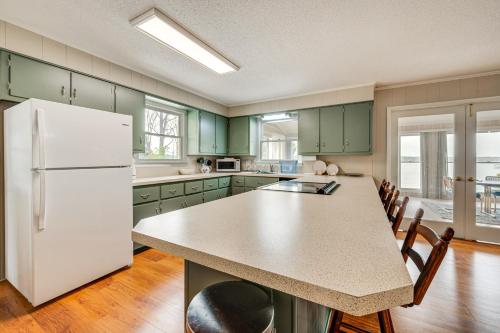 Dapur atau dapur kecil di Lakefront Troutman House with Spectacular Sunsets!