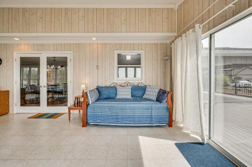 Ruang duduk di Lakefront Troutman House with Spectacular Sunsets!