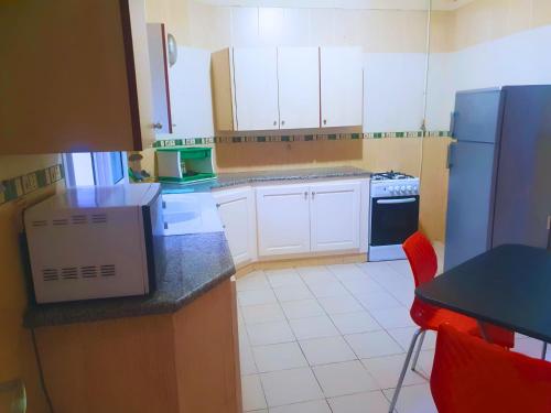 Kuchyň nebo kuchyňský kout v ubytování Belle 2 Chambres avec Internet - Ennasr 2 Hedi Nouira - Parfait Pour Les familles - Vue panoramique