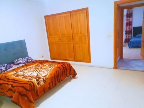 Postel nebo postele na pokoji v ubytování Ennasr 2 - Jolie S2 avec Internet - Parfait Pour Les familles - Vue panoramique sur la Tunisie - Service Navette