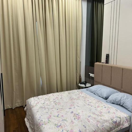 Un dormitorio con una cama y cortinas en una habitación. en Modern Living, en Shah Alam