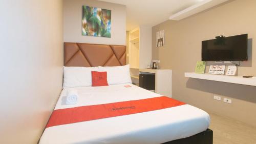 Postel nebo postele na pokoji v ubytování RedDoorz Plus at Seventy Five Inn Near Manila Airport