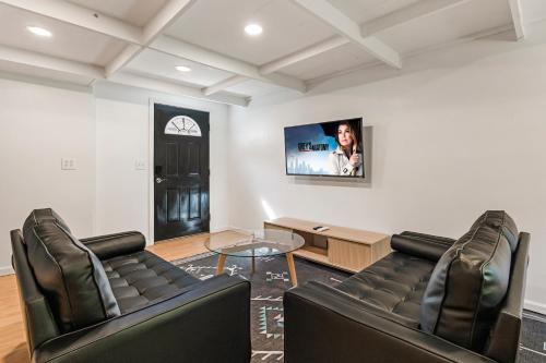 Μια τηλεόραση ή/και κέντρο ψυχαγωγίας στο Guest House, Accessible to Downtown, & Fast WiFi!